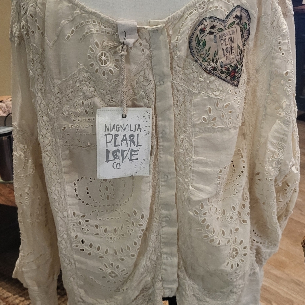 Magnolia Pearl Off White eye lit blouse